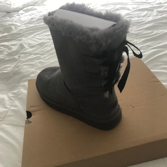 UGG Boots W Short Continuity Bow in Grey Size 8 - Picture 2 of 9